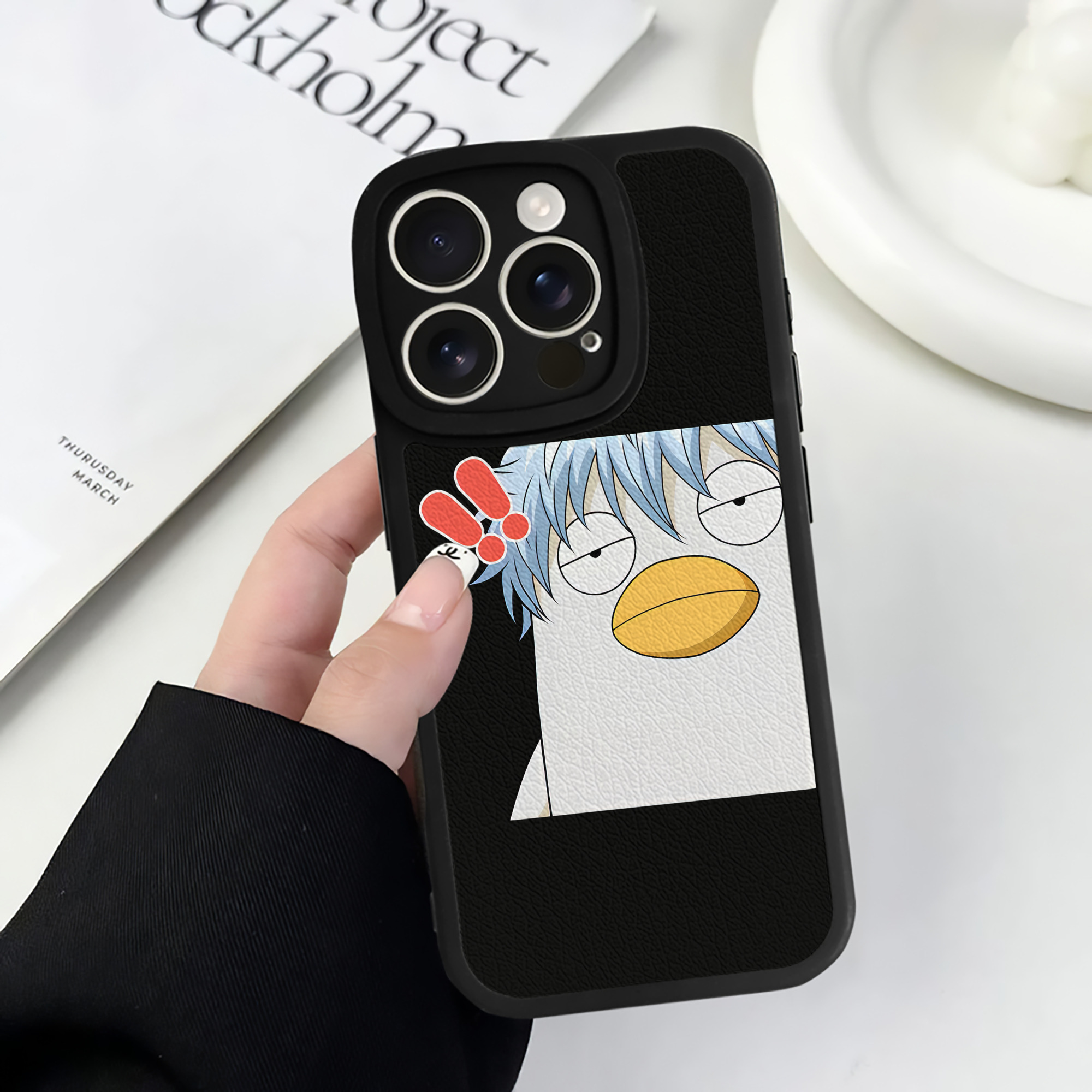 （画像用） ぎんたま 坂田銀時（さかたぎんとき） 神楽 志村新八（しむら しんぱち） GINTAMA Sakata Gintoki Kagura Shimura Shinpachi 【iPhone 16シリーズ対応】シリコンスマホケース（レザー調） 材質：シリコン